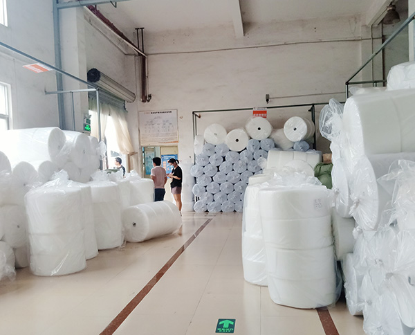 功夫不負(fù)有心人，這句話，小編想送給剛拿下120噸口罩針刺棉訂單的東莞智成纖維業(yè)務(wù)符經(jīng)理。每一場(chǎng)合作的背后，都不是一件容易的事，能成功合作，或是客戶覺得合作方品牌可靠，亦或是相關(guān)人員服務(wù)周到。 6月17日，東莞智成纖維業(yè)務(wù)符經(jīng)理終于獲得深圳鐘先生的認(rèn)可。回憶起與深圳鐘先生初見，是兩天前的6月15日，這次登門拜訪，是深圳鐘先生上門考察東莞智成纖維。此次考察智成，獲得了深圳鐘先生的極大認(rèn)可，從鐘先生口中得知，鐘先生此前對(duì)比了很多廠家，但只有東莞智成纖維的環(huán)境衛(wèi)生能達(dá)到他的標(biāo)準(zhǔn)，這也是智成人平時(shí)做好7s管理的體現(xiàn)。 6月15日當(dāng)天下午東莞智成纖維業(yè)務(wù)吳總監(jiān)到深圳和鐘先生協(xié)商價(jià)格、合作等問題。晚上11點(diǎn)，智成纖維業(yè)務(wù)符經(jīng)理不辭辛勞，把剛打好的樣品送到深圳，讓鐘先生試樣。 第三、第四次，是6月16日，符經(jīng)理帶上張技術(shù)上門進(jìn)行技術(shù)指導(dǎo)。前前后后兩天時(shí)間，終得深圳鐘先生一句：合同馬上簽給你。 前有劉備三顧茅廬，后有智成符經(jīng)理4次登門拜訪，兩者終得盡善盡美。東莞智成纖維的每一位銷售人員，秉承著用心、不懈怠任何一位客戶的工作態(tài)度，為客戶服務(wù)著。